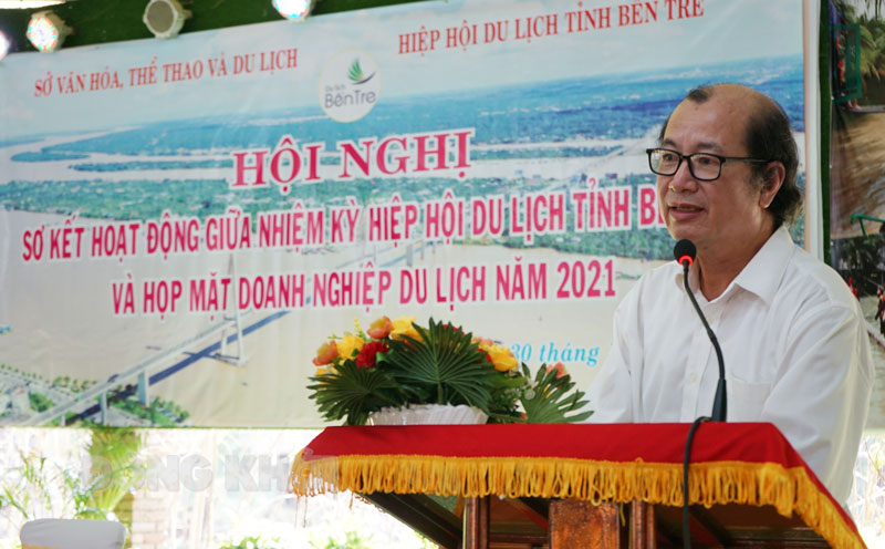 Chủ tịch Hiệp hội Du lịch tỉnh Bến Tre Nguyễn Duy Phương báo cáo sơ kết hoạt động.