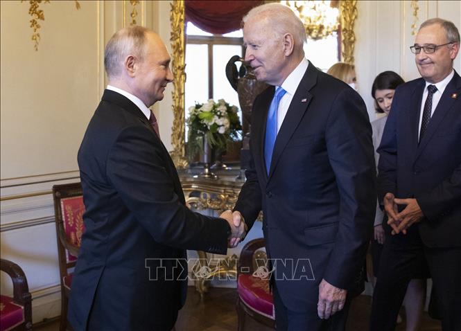 Tổng thống Nga lạc quan về triển vọng đối thoại với Mỹ Tổng thống Nga Vladimir Putin (trái) và Tổng thống Mỹ Joe Biden (phải) tại cuộc gặp ở Geneva, Thụy Sĩ, ngày 16-6-2021. Ảnh: AFP/TTXVN