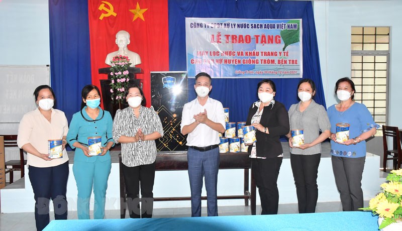 Trao máy lọc nước và quà cho phụ nữ Giồng Trôm.