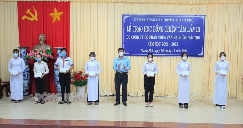 Phó chủ tịch UBND huyện Nguyễn Ngọc Tân trao học bổng cho học sinh tại buổi lễ. Ảnh Văn Minh.