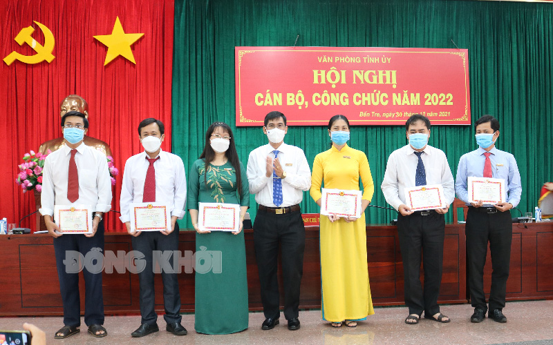 Chánh Văn phòng Tỉnh ủy Nguyễn Thái Bình trao tặng danh hiệu Chiến sĩ thi đua cơ sở cho các cá nhân tiêu biểu.