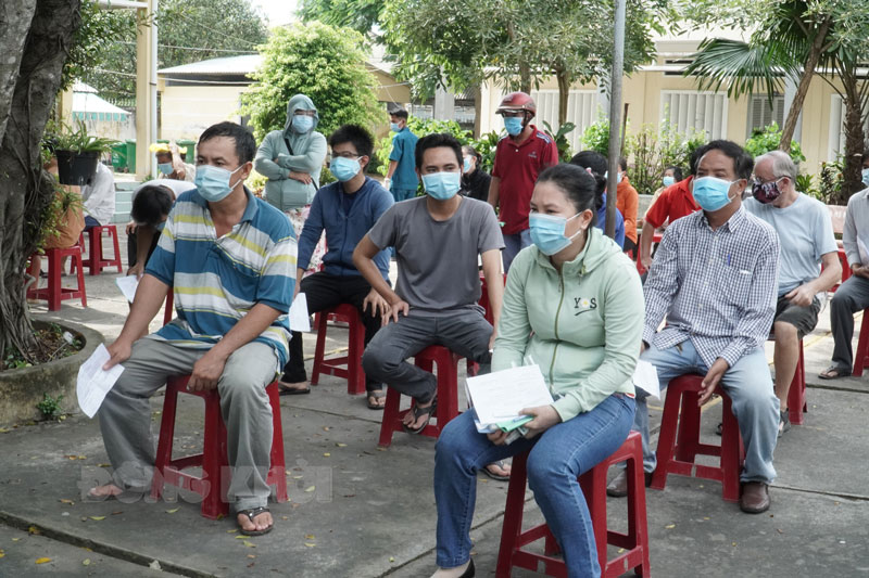 Trưa 31-12-2021, tỉnh có 203 ca mắc Covid-19 Người dân tham gia tiêm chủng vắc-xin.