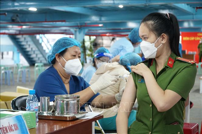 Tiêm vaccine phòng COVID-19 liều bổ sung và nhắc lại cho lực lượng tuyến đầu, tại TP Hồ Chí Minh. Ảnh: Thu Hương/TTXVN