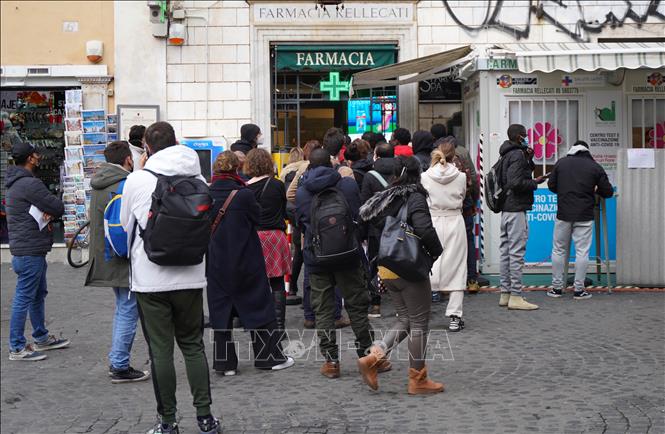 Người dân xếp hàng chờ xét nghiệm COVID-19 tại Rome, Italy, ngày 28-12-2021. Ảnh: THX/TTXVN