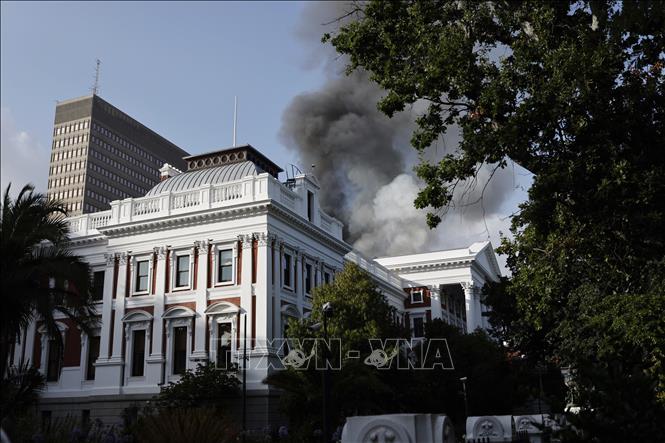 Khói bốc lên từ hiện trường vụ hỏa hoạn tại tòa nhà Quốc hội ở Cape Town, Nam Phi, ngày 2-1-2022. Ảnh: AFP/TTXVN