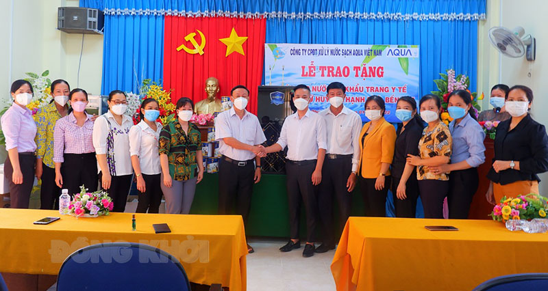 Đơn vị tài trợ tặng 20 máy lọc nước cho phụ nữ huyện. Ảnh: Minh Mừng