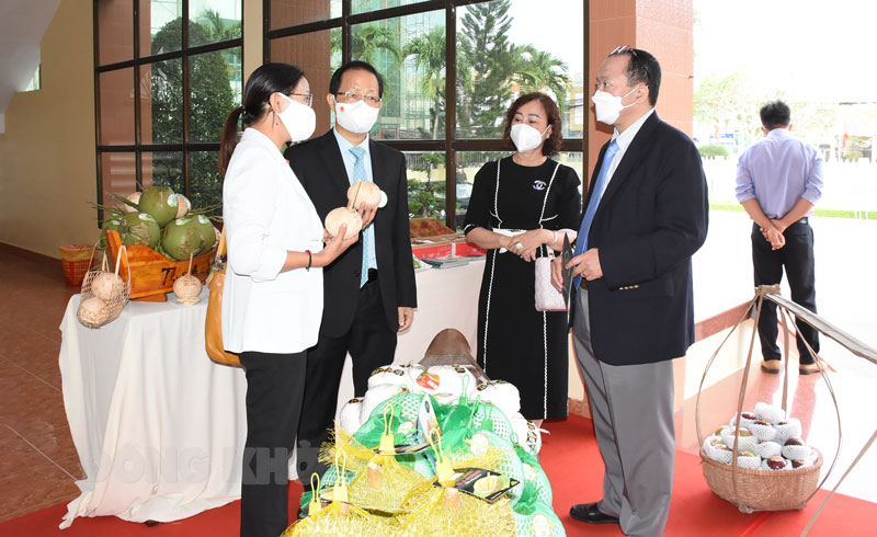 Phó chủ tịch Thường trực UBND tỉnh Nguyễn Trúc Sơn giới thiệu cùng các đại sứ về sản phẩm đặc sản của Bến Tre.