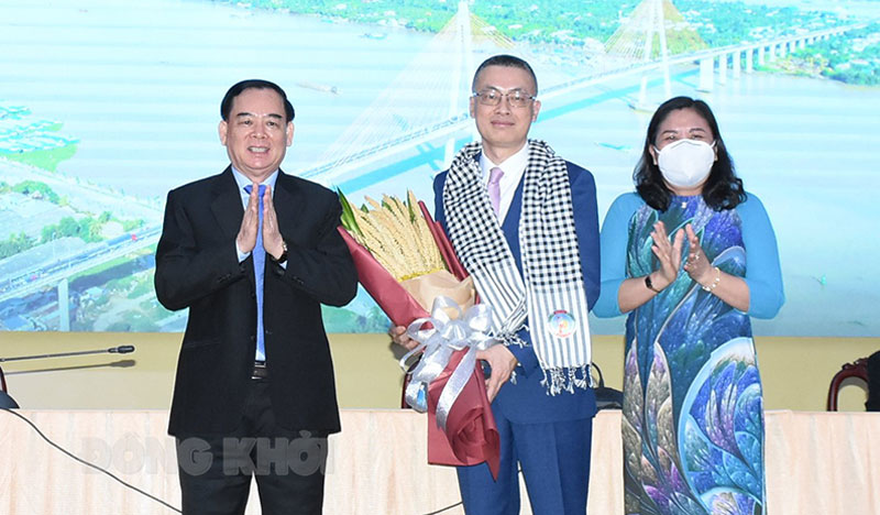Phó bí thư Thường trực Tỉnh ủy - Chủ tịch HĐND tỉnh Hồ Thị Hoàng Yến tặng hoa cho Thứ trưởng Vũ Quang Minh - Trưởng đoàn công tác.