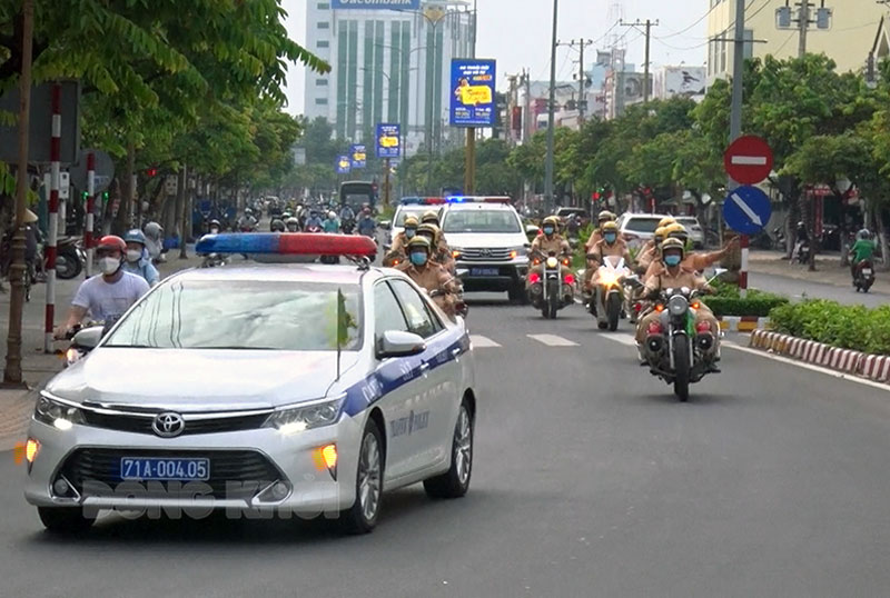 Bảo đảm trật tự an toàn giao thông dịp Tết Nguyên đán 2022 Lực lượng Cảnh sát giao thông ra quân cao điểm bảo đảm trật tự an toàn giao thông.