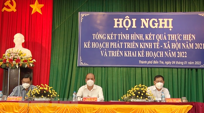 Chủ trì hội nghị.