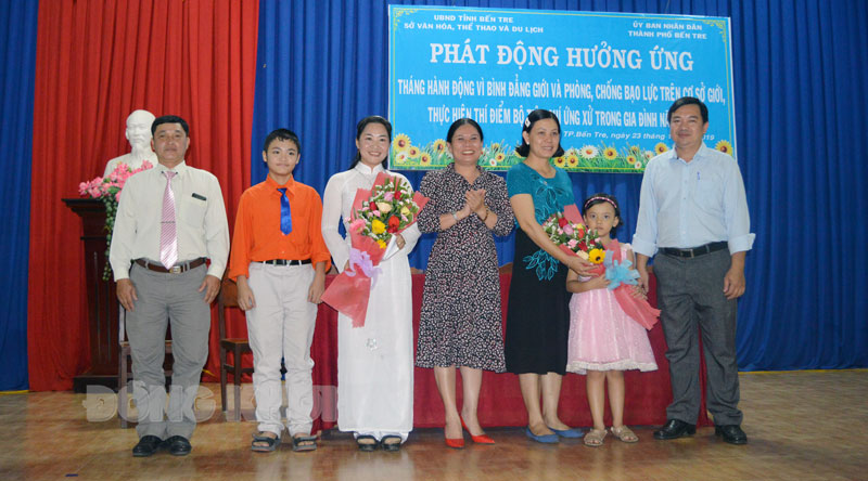 Triển khai nhiều giải pháp kéo giảm tình trạng ly hôn Lãnh đạo Sở Văn hóa, Thể thao và Du lịch tặng quà cho các gia đình tiêu biểu tại TP. Bến Tre. (Ảnh tư liệu)