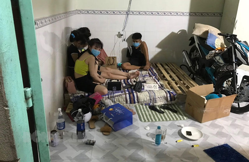 Lực lượng chức năng bắt quả tang nhóm thanh thiếu niên sử dụng trái phép chất ma túy.