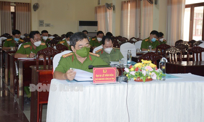 Đại tá Lê Văn Hòa - Phó giám đốc Công an tỉnh cùng các đại biểu tham dự hội nghị trực tuyến tại điểm cầu Công an tỉnh. Ảnh: Quang Duy.