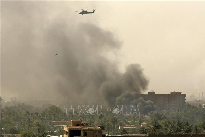 Khói bốc lên tại hiện trường một vụ tấn công vào khu vực vùng Xanh ở thủ đô Baghdad, Iraq. Ảnh tư liệu: AFP/TTXVN