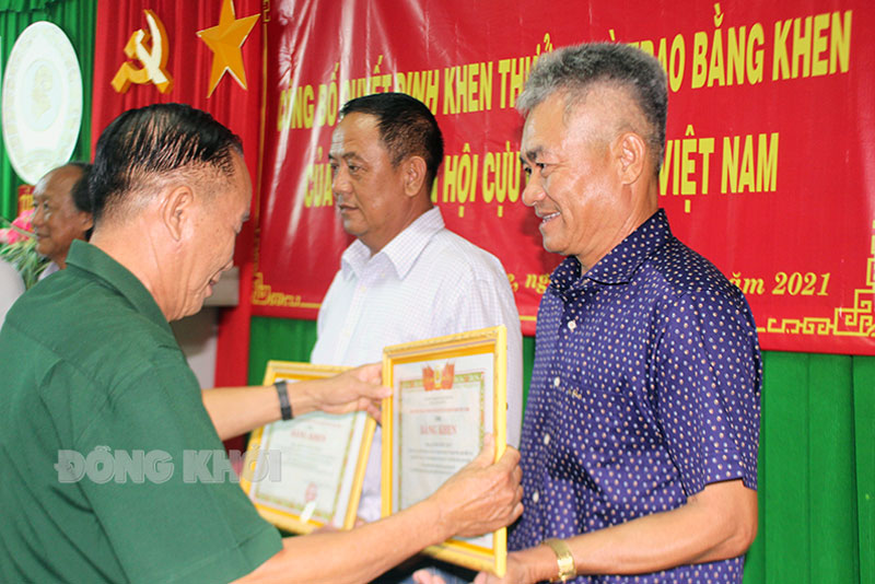 Cựu chiến binh Phan Đức Quỳ (bìa phải) nhận bằng khen của Trung ương Hội Cựu chiến binh Việt Nam. Ảnh: H. Đức