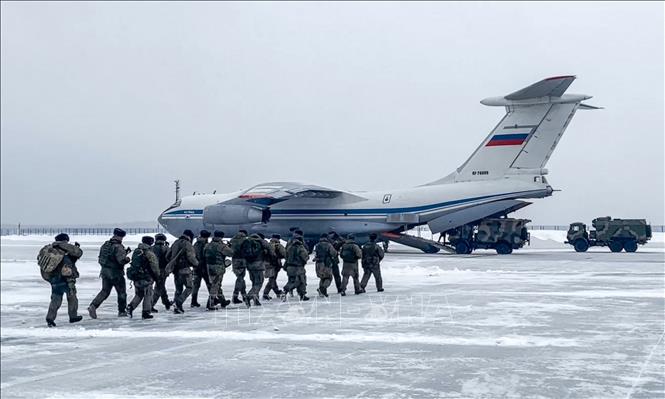 Nga hỗ trợ chiến dịch chống khủng bố tại Kazakhstan Các lính dù Nga tham gia lực lượng giữ gìn hòa bình của CSTO chuẩn bị đáp máy bay quân sự tới Kazakhstan, tại sân bay Chkalovsky, ngoại ô Moskva (Nga) ngày 6-1-2022. Ảnh: AFP/TTXVN