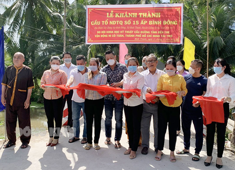 Khánh thành cầu nông thôn do Hội vận động ở xã Bình Thành, huyện Giồng Trôm. Ảnh: Hiếu Minh