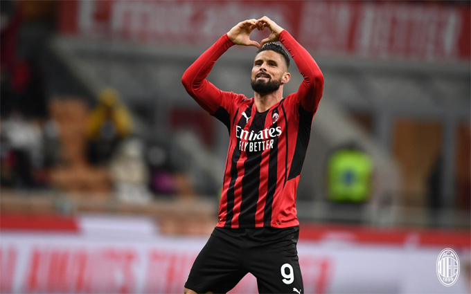 Juventus hòa Napoli trong tiếc nuối, Milan bám sát ngôi đầu Giroud ghi dấu ấn ở 2 bàn thắng đầu tiên cho Milan.