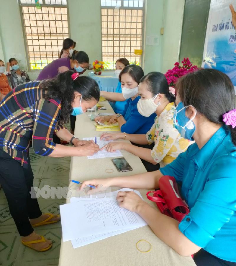 Trao tiền vay vốn cho hội viên