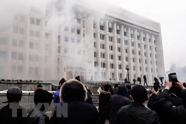 Người biểu tình quá khích tấn công tòa thị chính thành phố Almaty, Kazakhstan ngày 512022. (Ảnh: AFP/TTXVN)