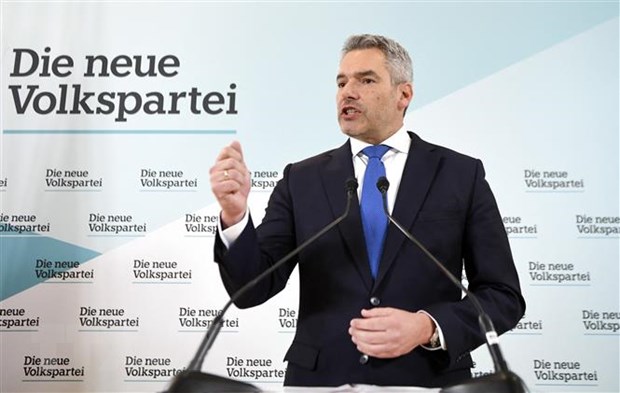 Thủ tướng Áo Karl Nehammer tại cuộc họp báo ở Vienna, Áo, ngày 3-12-2021. (Ảnh: AFP/TTXVN)