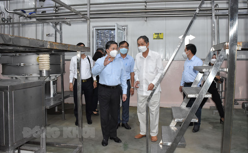 Bí thư Tỉnh ủy Lê Đức Thọ làm việc với Công ty TNHH Chế biến nông sản Thuận Phong Ủy viên Trung ương Đảng - Bí thư Tỉnh ủy khảo sát dây chuyền sản xuất chế biến dừa xuất khẩu tại công ty.