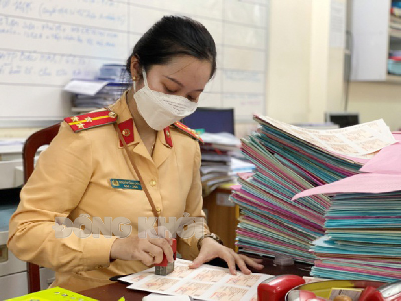 Làm thủ tục cấp giấy chứng nhận đăng ký phương tiện cơ giới đường bộ cho người dân. Thanh Trúc.