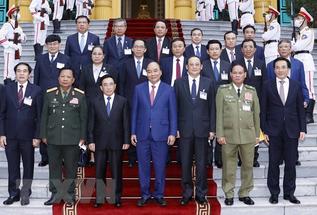 Chủ tịch nước Nguyễn Xuân Phúc tiếp Thủ tướng Lào Phankham Viphavanh Các đại biểu chụp ảnh chung. (Ảnh: Thống Nhất/TTXVN)