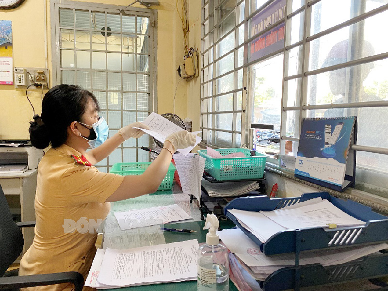 Trật tự an toàn giao thông ngày 9-1-2022 Cảnh sát giao thông hướng dẫn người vi phạm luật giao thông làm thủ tục nộp phạt.