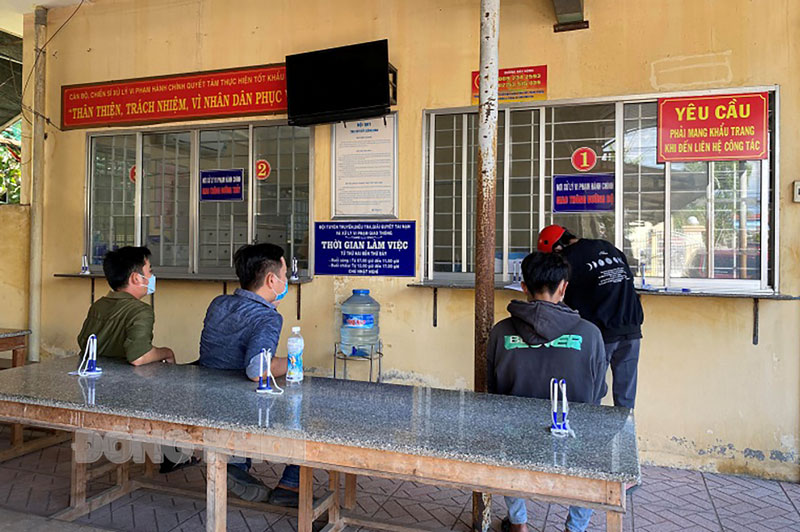 Tin an ninh trật tự, an toàn giao thông ngày 10-1-2022 Người vi phạm luật giao thông đường bộ làm thủ tục nộp phạt. Ảnh: Thanh Trúc