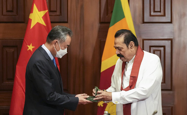 Thủ tướng Sri Lankan Mahinda Rajapaksa (phải) tặng quà cho Ngoại trưởng Trung Quốc Vương Nghị trong chuyến thăm của ông này tại Colombo, Sri Lanka ngày 9-1. Ảnh: AP