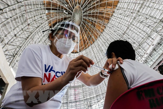Tiêm vaccine ngừa COVID-19 tại Pasay, Philippines. (Ảnh: THX/TTXVN)
