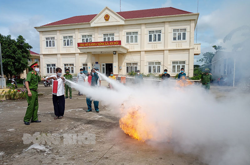 Cảnh báo hiểm họa cháy nổ do chập điện Tập huấn công tác phòng cháy, chữa cháy cho lực lượng chữa cháy cơ sở.