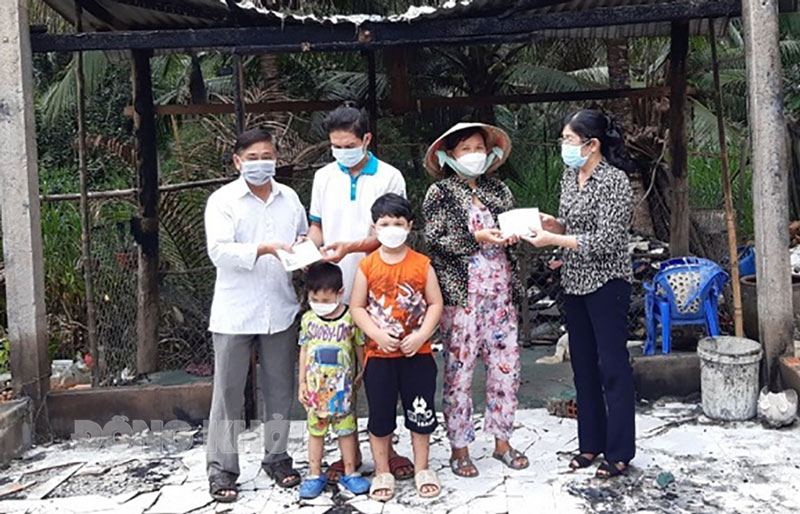 Trao tiền hỗ trợ cho 1 hộ khó khăn trong huyện bị cháy nhà. Ảnh: CTV