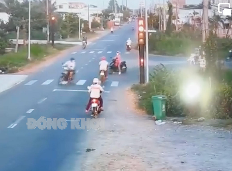 Một vụ vượt đèn đỏ gây tai nạn giao thông Vượt đèn đỏ gây tai nạn giao thông tại xã Bình Thới. Ảnh cắt từ clip.
