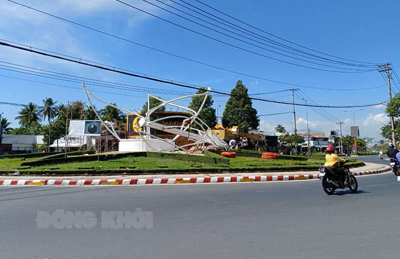 Biểu tượng tại vòng xoay Đông Tây lấy cảm hứng từ cánh hoa sen đang bung nở.