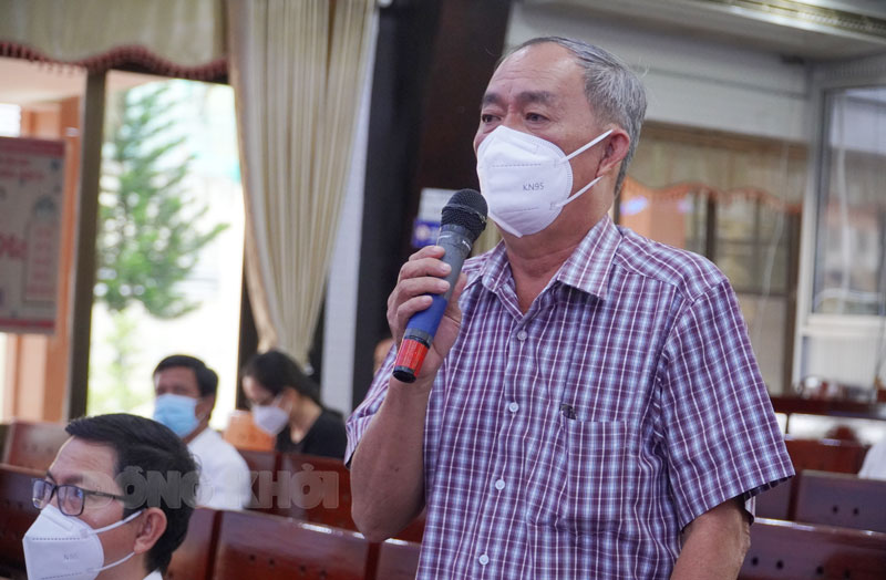 Tổ chức kiểm soát hiệu quả dịch Covid-19 trong dịp Tết Trưởng ban Quản lý các Khu công nghiệp tỉnh phát biểu tại cuộc họp.