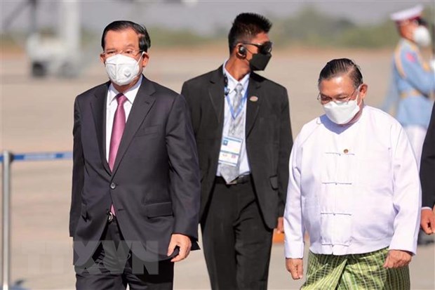 Thủ tướng Campuchia Samdech Techo Hun Sen (trái) tới thủ đô Nay Pyi Taw trong chuyến thăm Myanmar, ngày 7-1-2022. Ảnh: THX/TTXVN
