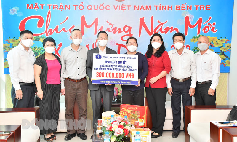 Trao bảng tương trưng 300 triệu đồng hỗ trợ Mẹ Việt Nam anh hùng vui xuân đón tết.