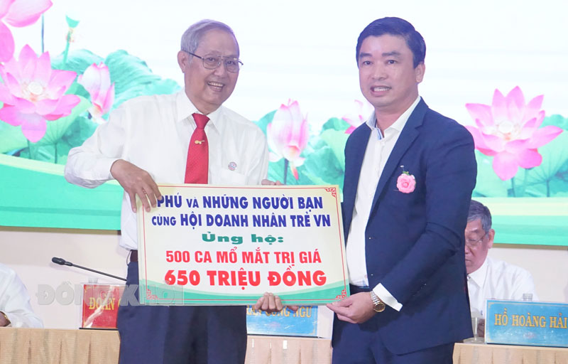 Ông Trần Công Ngữ đã vận động kinh phí nhiều hoạt động chăm lo cho người nghèo, người khuyết tật và trẻ mồ côi. (ảnh tư liệu)