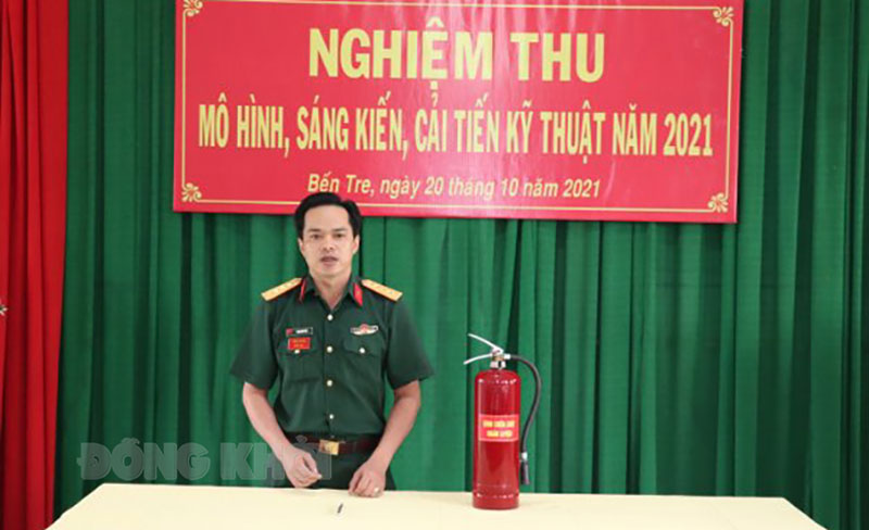 Đại úy chuyên nghiệp Trần Quốc Việt thông qua sáng kiến, cải tiến kỹ thuật năm 2021.