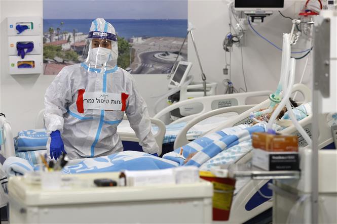 Nhân viên y tế điều trị cho bệnh nhân nhiễm COVID-19 tại bệnh viện ở Haifa, Israel. Ảnh: AFP/TTXVN
