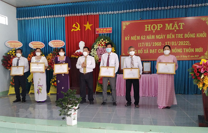 Hưng Khánh Trung B đạt chuẩn xã nông thôn mới nâng cao Các cá nhân, tập thể nhận bằng khen vì có thành tích xuất sắc trong xây dựng NTM Ảnh: Bảo Toàn