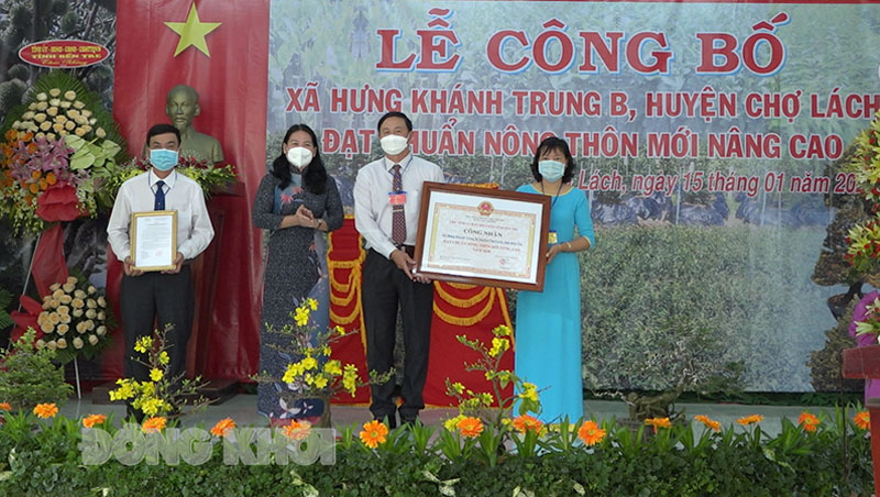 Hưng Khánh Trung B đạt chuẩn xã nông thôn mới nâng cao Phó chủ tịch UBND tỉnh Nguyễn Thị Bé Mười trao bằng công nhận xã Hưng Khánh Trung B đạt chuẩn NTM nâng cao. Ảnh: Việt Cường