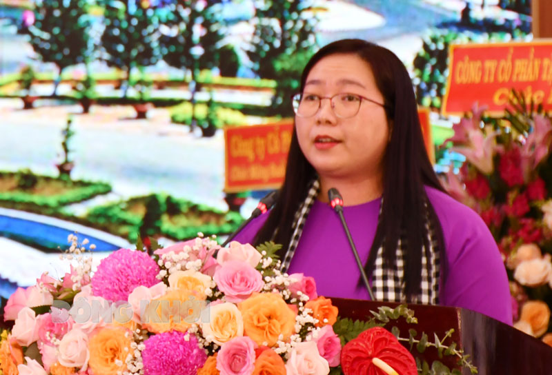 Chủ tịch UBMTTQVN tỉnh Nguyễn Thị Hồng Nhung phát động phong trào thi đua Đồng Khởi mới. Ảnh: Hữu Hiệp