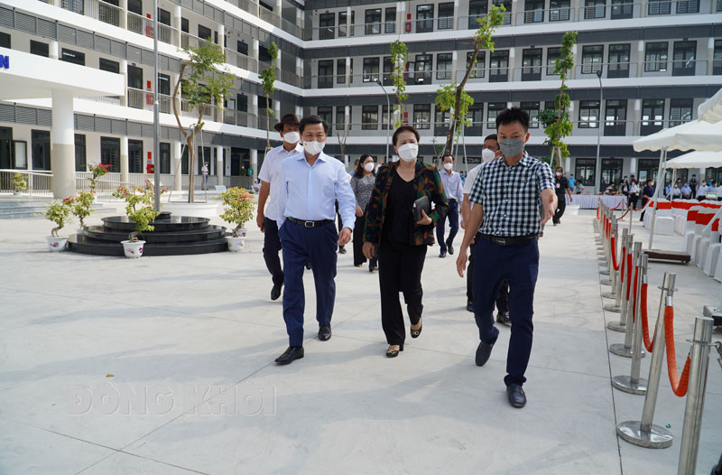 Phó Thủ tướng Chính phủ Lê Minh Khái (bìa trái), nguyên Chủ tịch Quốc hội Nguyễn Thị Kim Ngân cùng các đại biểu tham quan khuôn viên Trường THCS Châu Hòa.