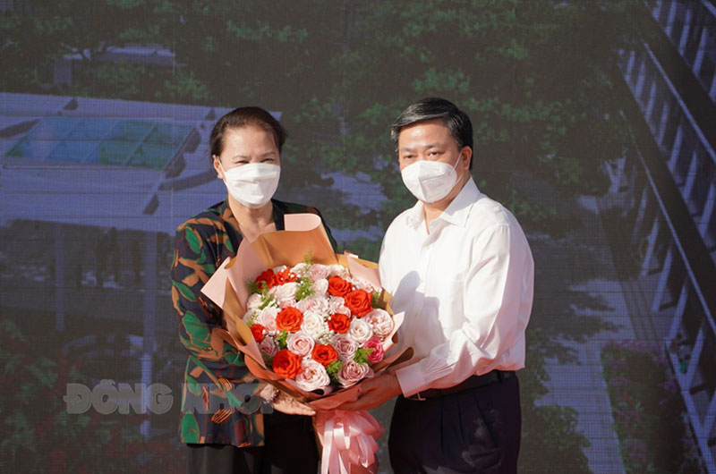 Bí thư Tỉnh ủy Lê Đức Thọ tăng hoa cảm ơn nguyên Chủ tịch Quốc hội Nguyễn Thị Kim Ngân đã vận động đơn vị Trungnam Group xây trường.