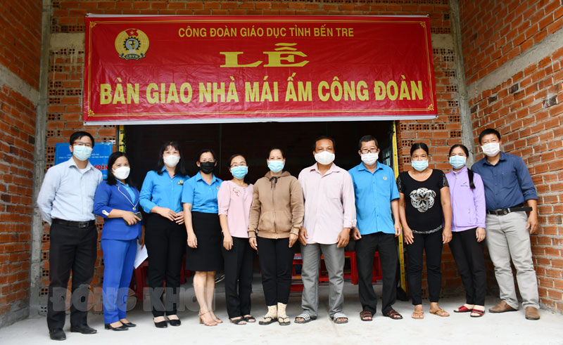 Tin hoạt động các huyện, thành phố ngày 17-1-2022 Các đại biểu chụp ảnh bên nhà Mái ấm công đoàn của anh Đỗ Thành An. Ảnh: Nguyễn Linh