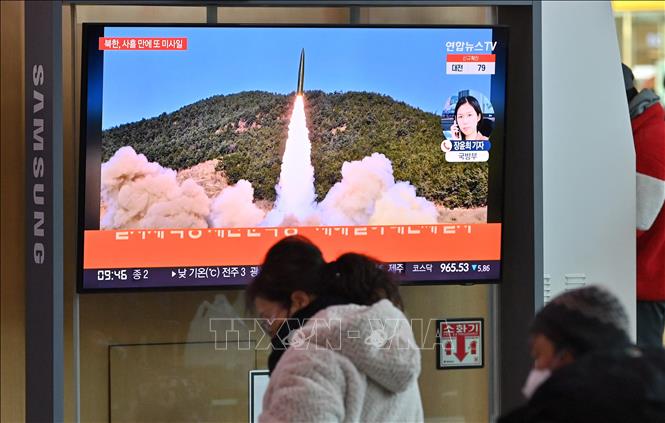 Người dân theo dõi qua truyền hình tại nhà ga Seoul (Hàn Quốc) một vụ phóng thử tên lửa của Triều Tiên, ngày 17-1-2022. Ảnh: AFP/TTXVN