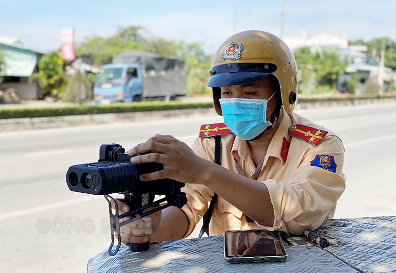 Cảnh sát giao thông kiểm tra tốc độ xe cơ giới đường bộ. Ảnh: Thanh Trúc